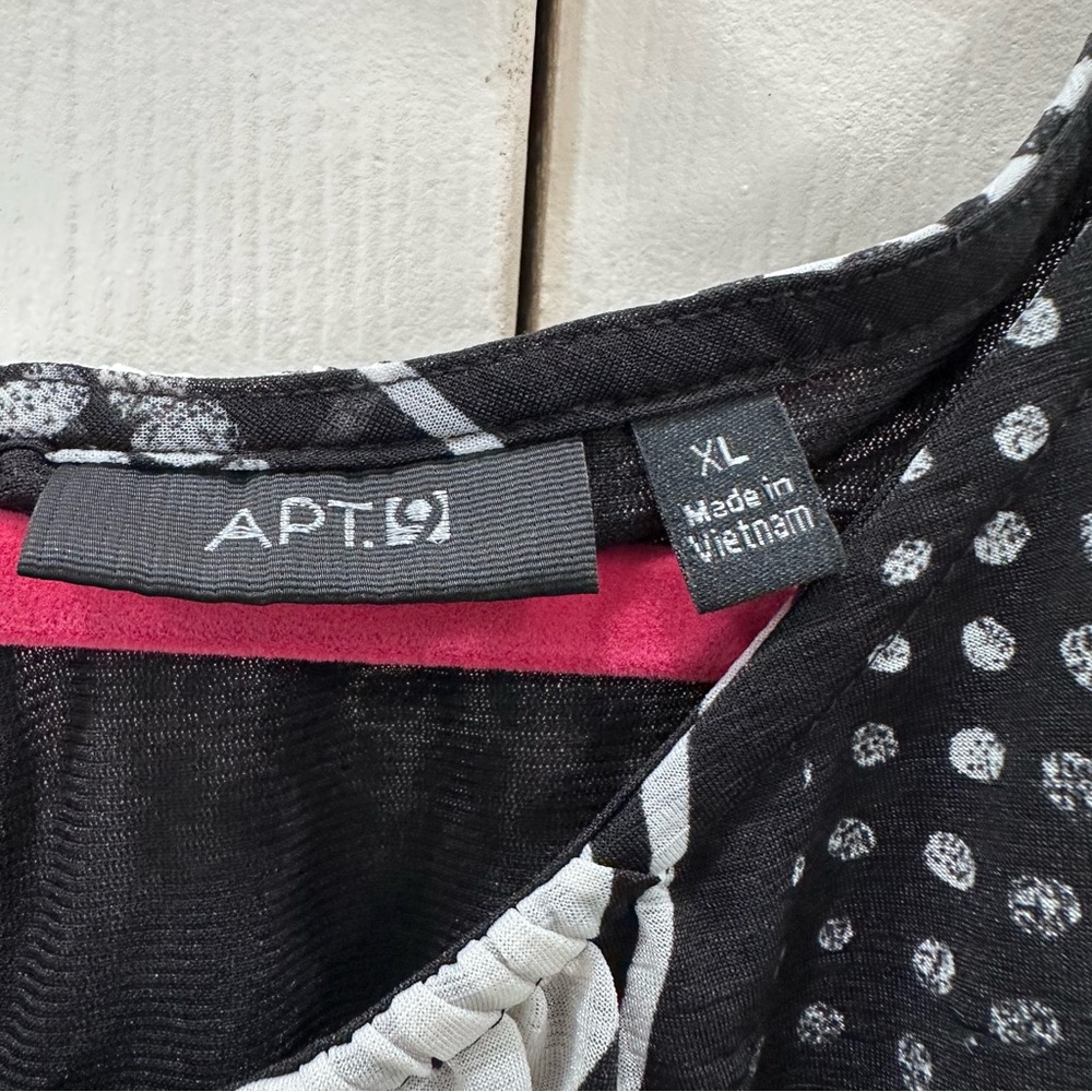Apt. 9 Black and White Geometric Blouse - Picture 3 of 4